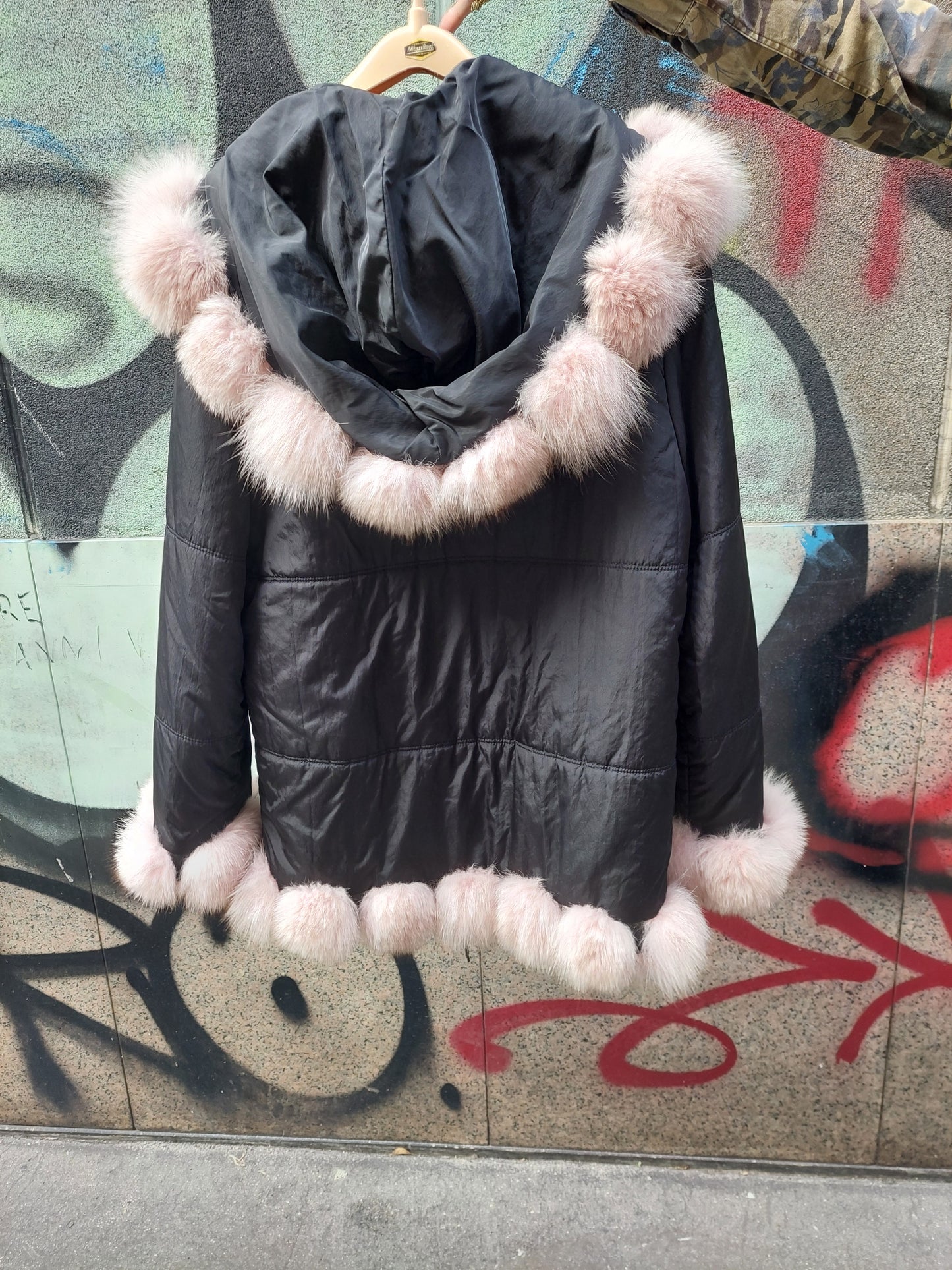 Cappottino Nero Con Inserti In Pelo Rosa