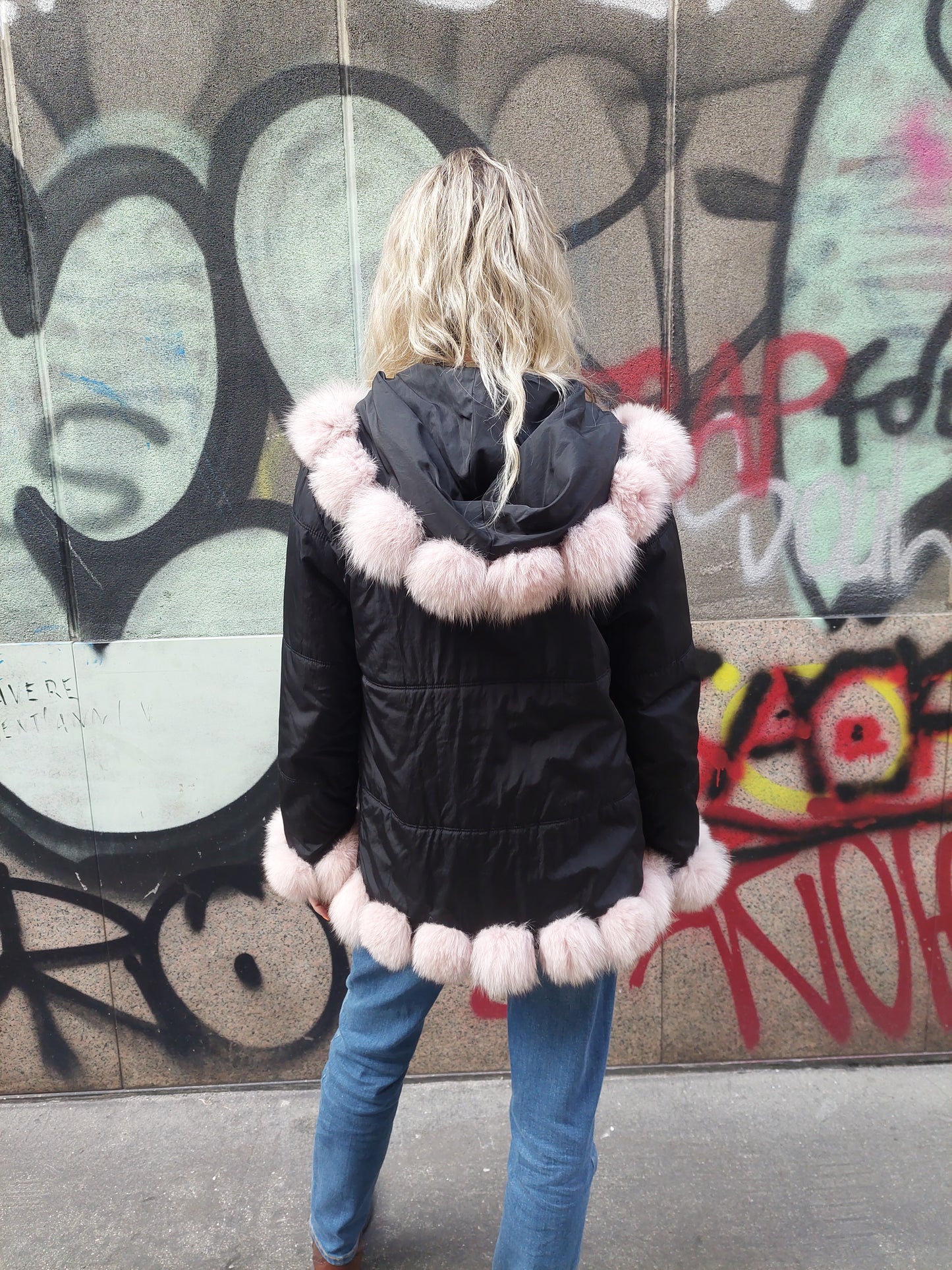 Cappottino Nero Con Inserti In Pelo Rosa